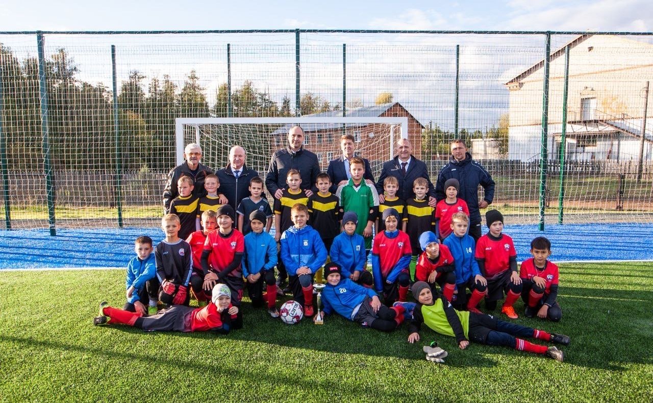 В ходе поездки в Бузулукский район Андрей Шевченко и губернатор Оренбургской области Денис Паслер открыли новое поле с искусственным покрытием для игры в мини-футбол в поселке Колтубановский