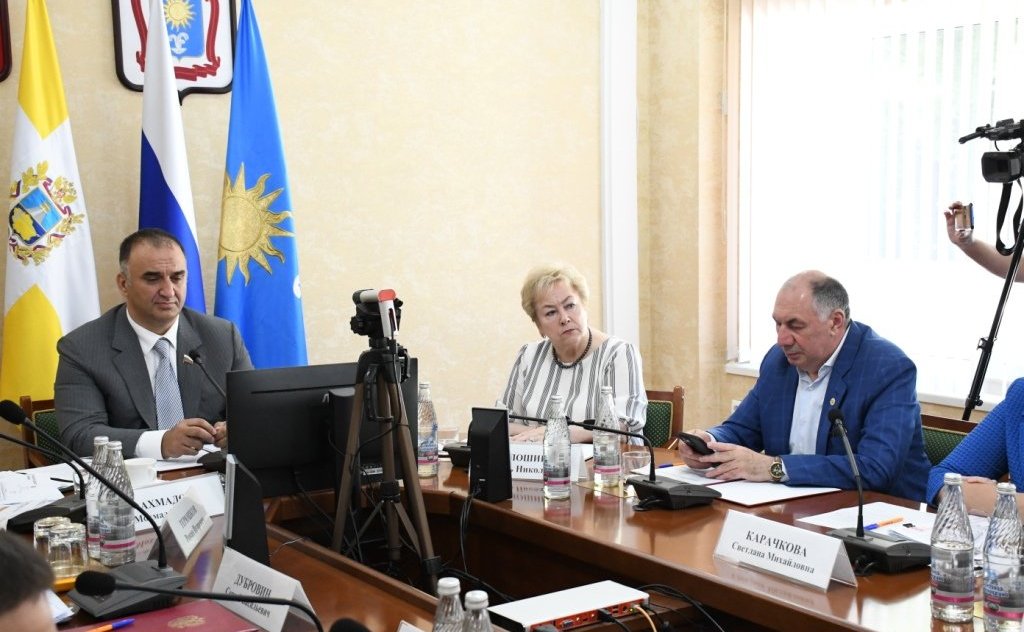 Заместитель председателя Комитета СФ по социальной политике Мохмад Ахмадов провел выездное совещание по вопросу мониторинга реализации положений Федерального закона, направленного на гармонизацию законодательства о спорте