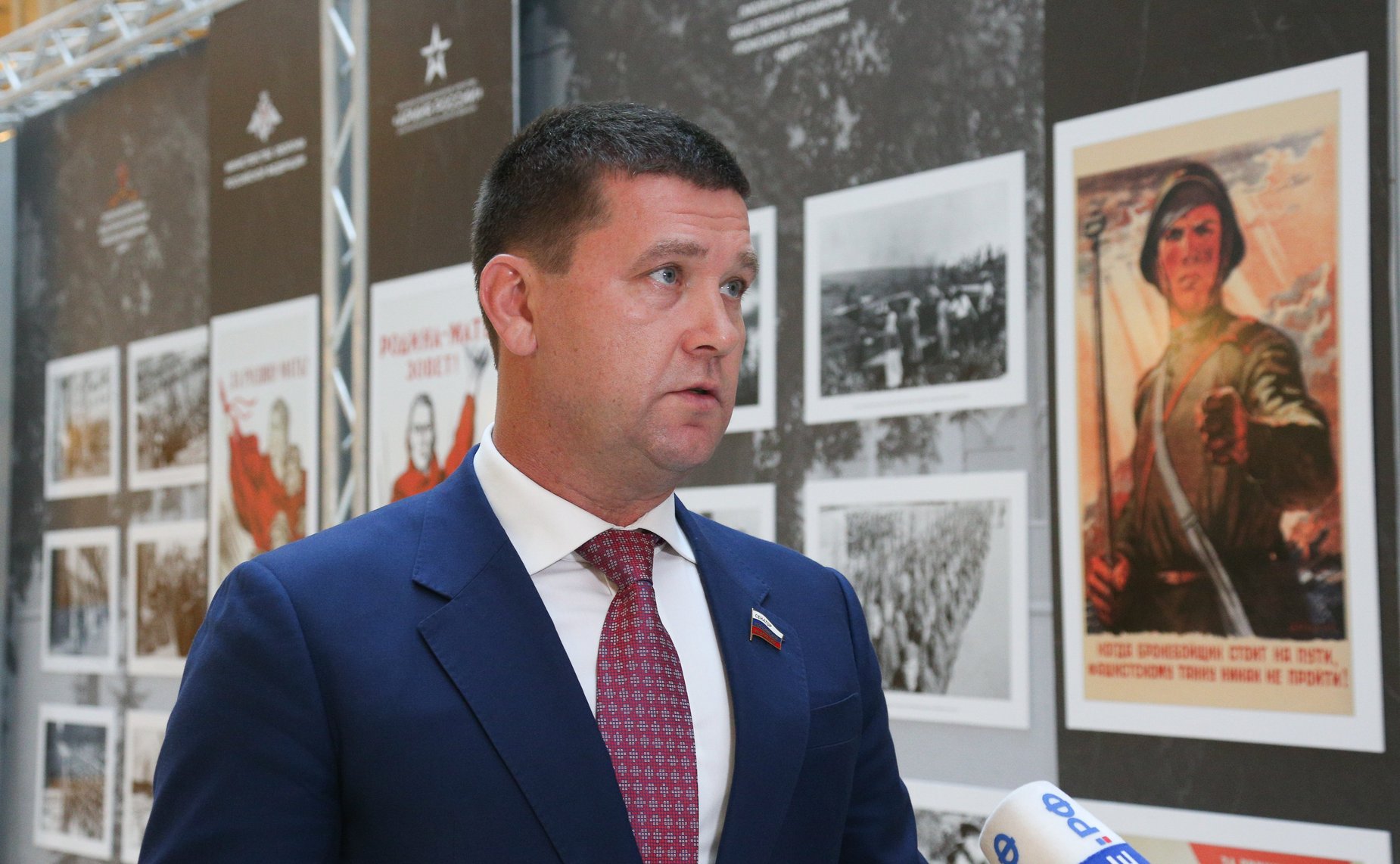 Андрею Чернышеву передана медаль солдата, найденная молдавскими поисковиками на месте боев Великой Отечественной войны