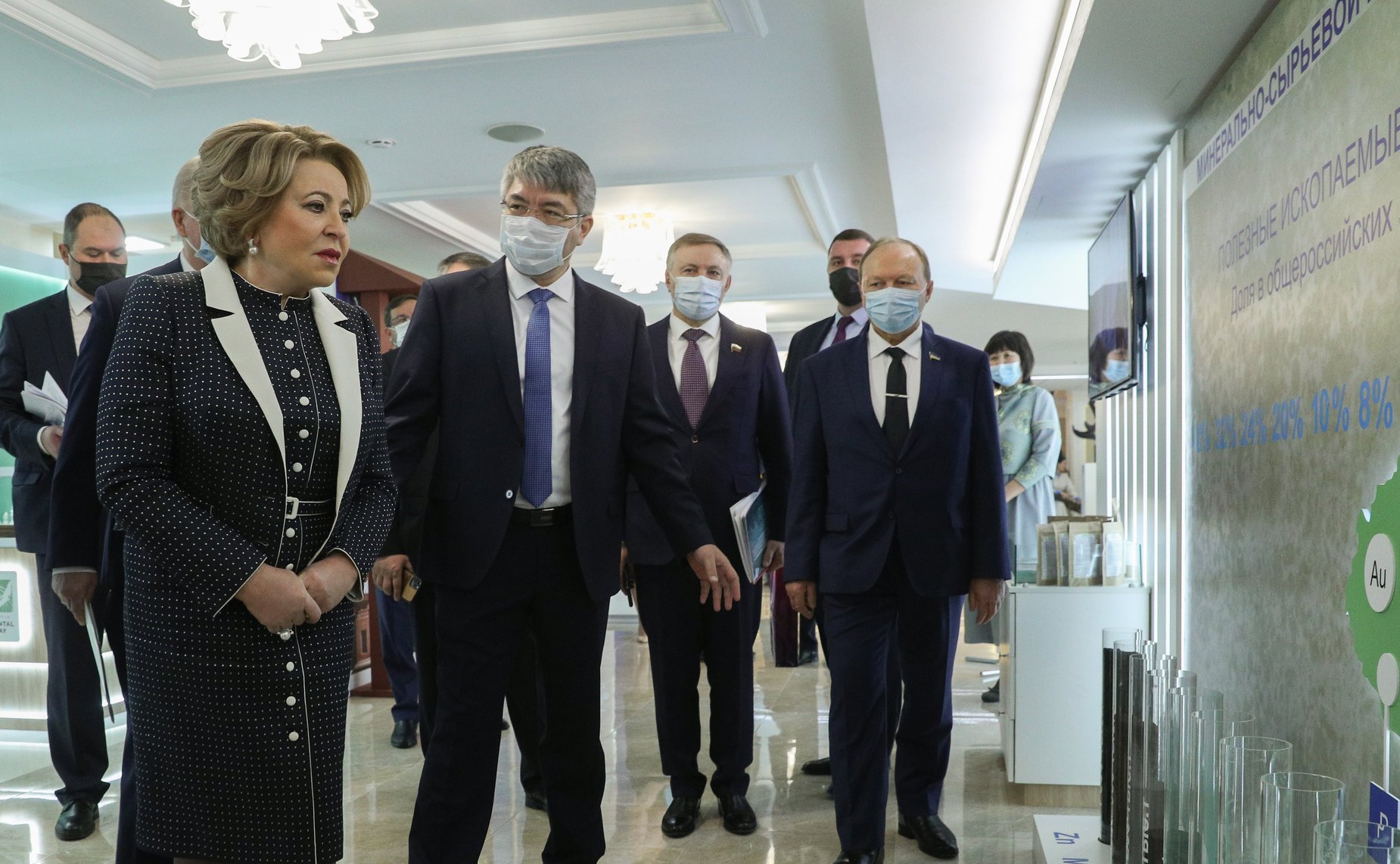 Председатель СФ Валентина Матвиенко осмотрела выставку, на которой представлены ключевые тенденции развития экономики Республики Бурятия и приоритетные инвестиционные проекты в сфере вертолетостроения, в агропромышленном комплексе, медицине