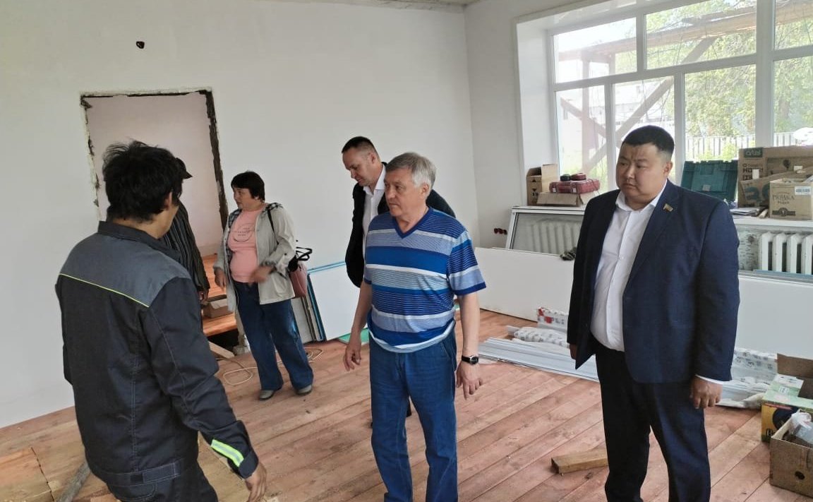 Сергей Михайлов в ходе рабочей поездки в регион осмотрел социальные объекты в селе Кыра, ремонт которых проходит в рамках федеральной программы «Комплексное развитие сельских территорий»