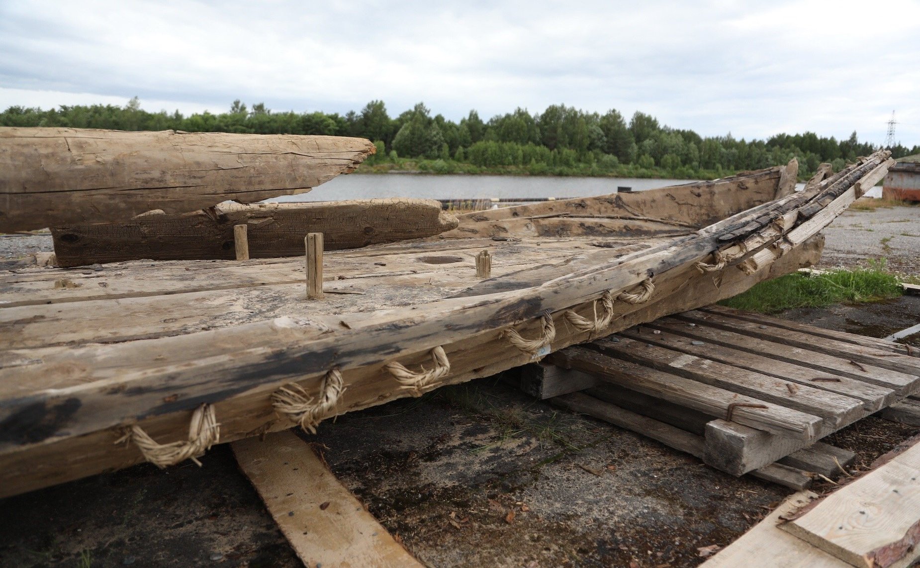 Юрий Воробьев посетил строящийся участок набережной реки Вытегра и осмотрел старинное судно – ладью XVII века
