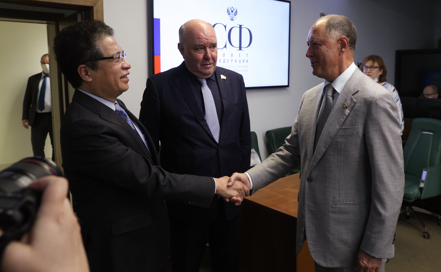 Встреча председателя Комитета СФ по международным делам Григория Карасина с Чрезвычайным и Полномочным Послом Социалистической Республики Вьетнам в РФ Данг Минь Кхоем