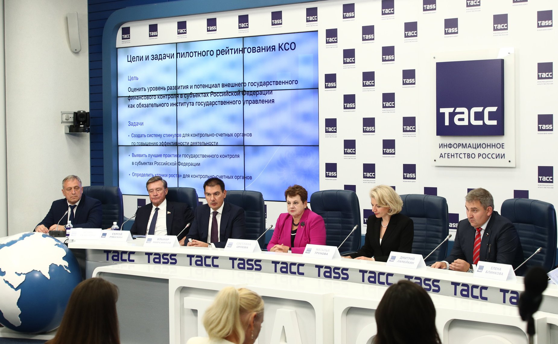 В пресс-центре ТАСС первый заместитель председателя Комитета СФ по бюджету и финансовым рынкам Сергей Рябухин принял участие в пресс-конференции, посвященной пилотному рейтингу деятельности контрольно-счетных палат субъектов РФ