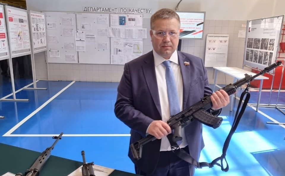 Денис Гусев в рамках работы форума посетил Концерн «Калашников» и побывал в музейно-выставочном комплексе им. М.Т. Калашникова