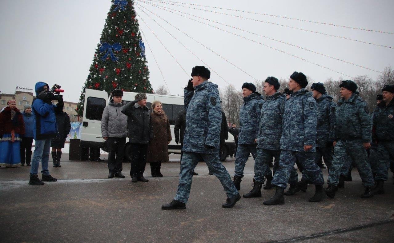 Елена Писарева приняла участие в торжественном мероприятии, посвященном встрече сводного отряда УМВД России по Новгородской области