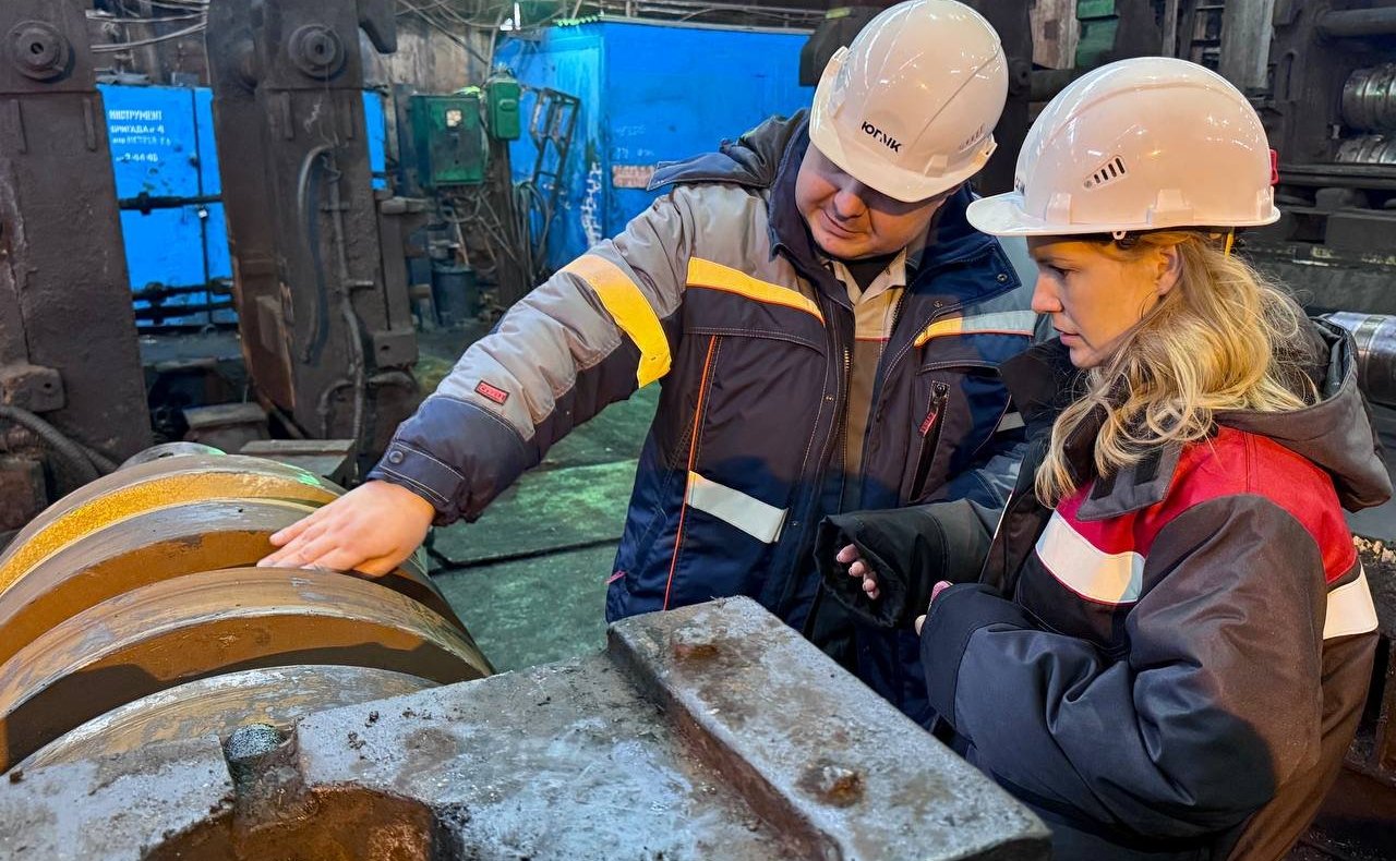 Дарья Лантратова совместно с министром промышленности и торговли ЛНР Владиславом Варшавским посетила Алчевский металлургический комбинат