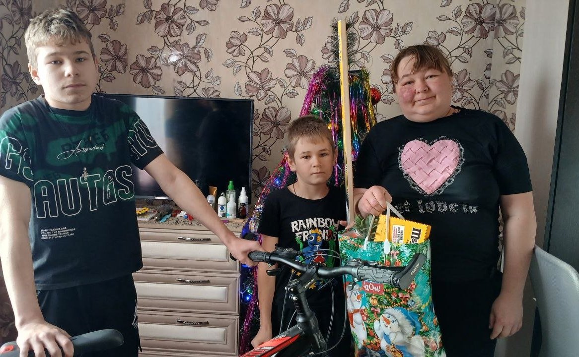 Баир Жамсуев исполнил желание Вероники Былковой из села Нижний Цасучей Ононского округа и юного жителя села Дульдурга, Артема Сорокина