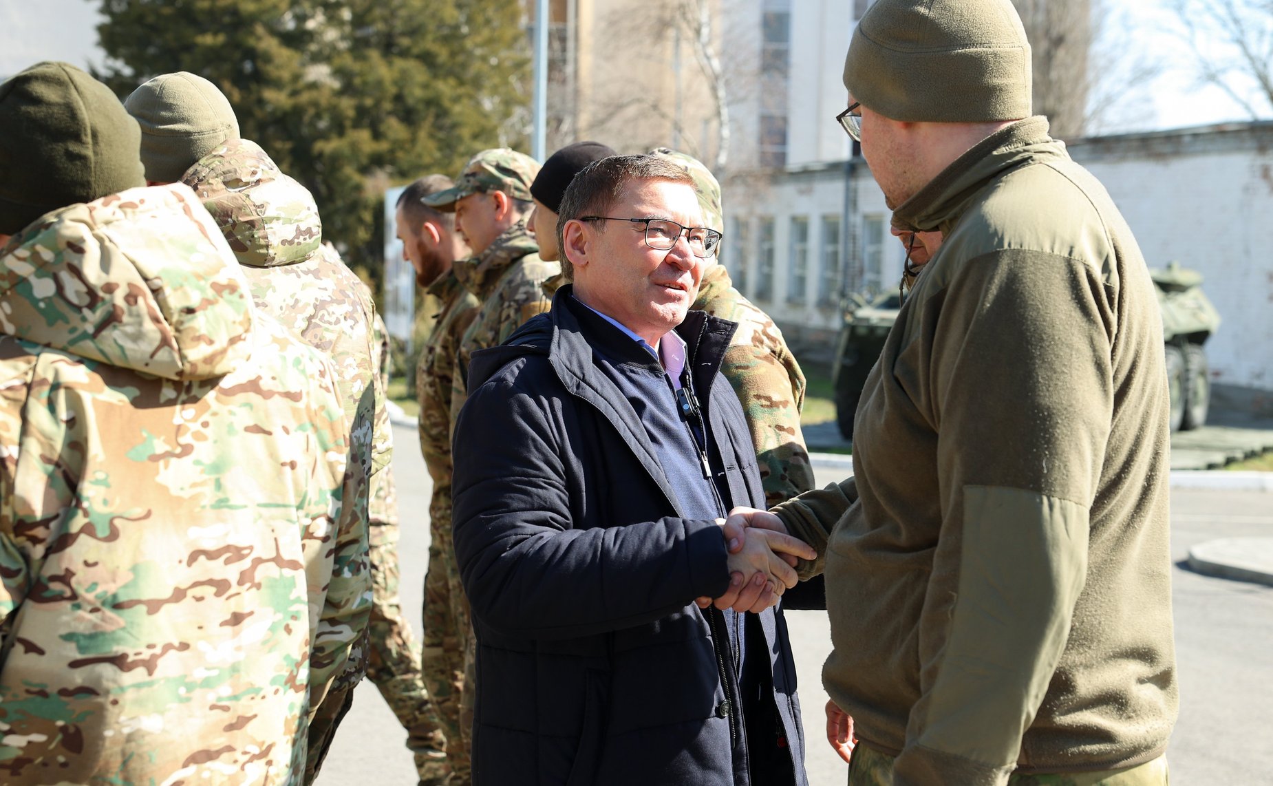 Передача гуманитарного груза бойцам группировки войск «Центр» в Ростовской области