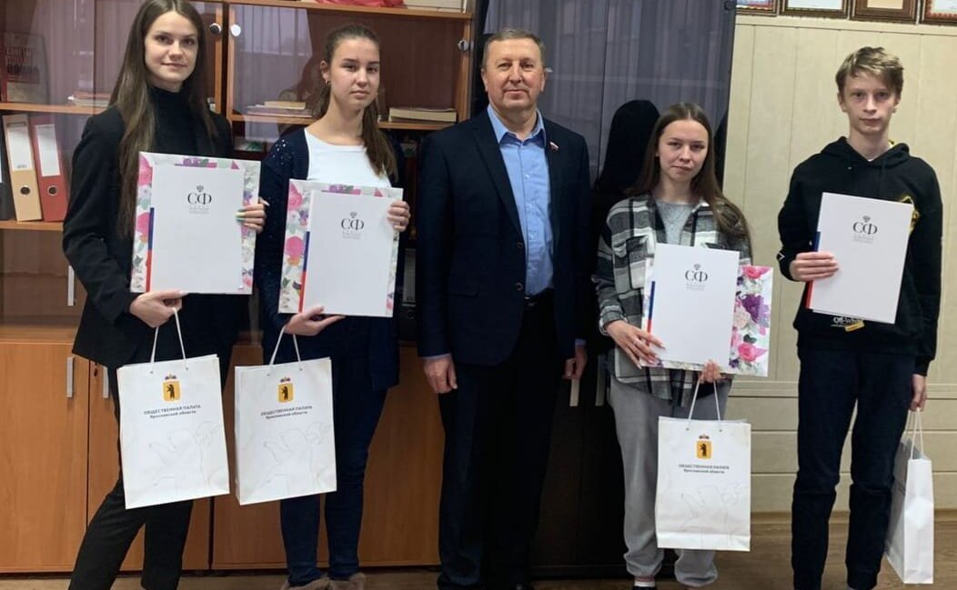 Сергей Березкин наградил победителей V Всероссийской детской творческой школы-конкурса «Портрет твоего края» от региона, а также их учителей-наставников