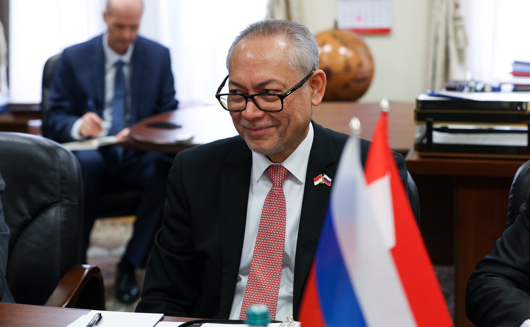 Встреча первого заместителя председателя Комитета СФ по науке, образованию и культуре Ильяса Умаханова с Чрезвычайным и Полномочным Послом Республики Индонезии в РФ Жозе Антонио Морато Таварешем