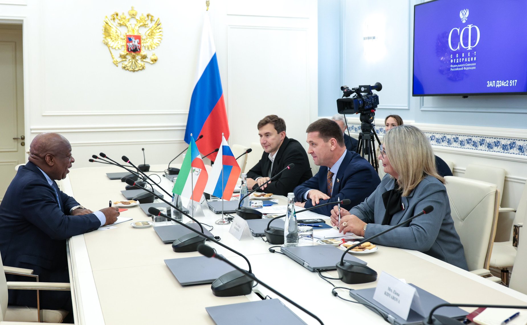 Встреча члена Комитета СФ по социальной политике .Андрея Чернышева с Чрезвычайным и Полномочным Послом Республики Экваториальная Гвинея в Российской Федерации Лусиано Айекабой