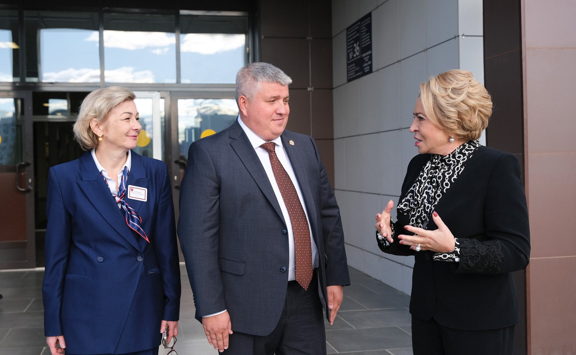 В рамках работы Х Парламентского форума «Историко-культурное наследие России» в Великом Новгороде Валентина Матвиенко посетила детскую общеобразовательную школу имени Г.Р. Державина и Дом музыки имени С.В. Рахманинова