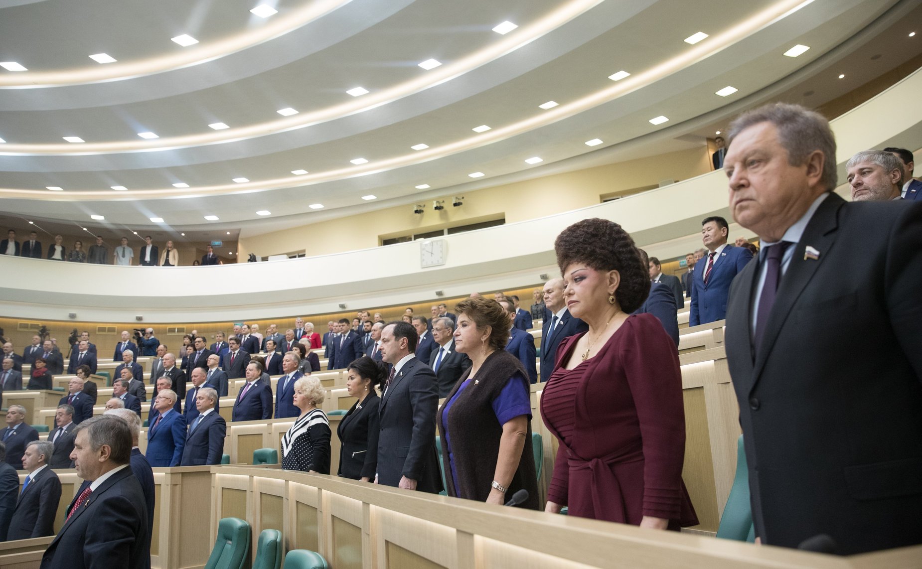 Сенаторы исполняют гимн России перед началом 425-го заседания Совета Федерации