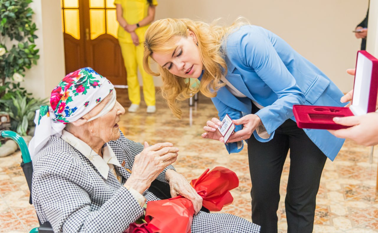 Дарья Лантратова вручила звание Почетного жителя города Луганска Евдокии Андреевне Родионовой