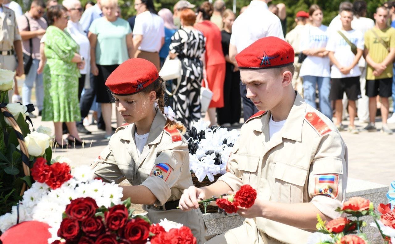 Ольга Бас в ходе поездки в регион посетила Луганский детский парк имени Щорса, возле Мемориала погибшим детям Луганщины, чтобы почтить их память