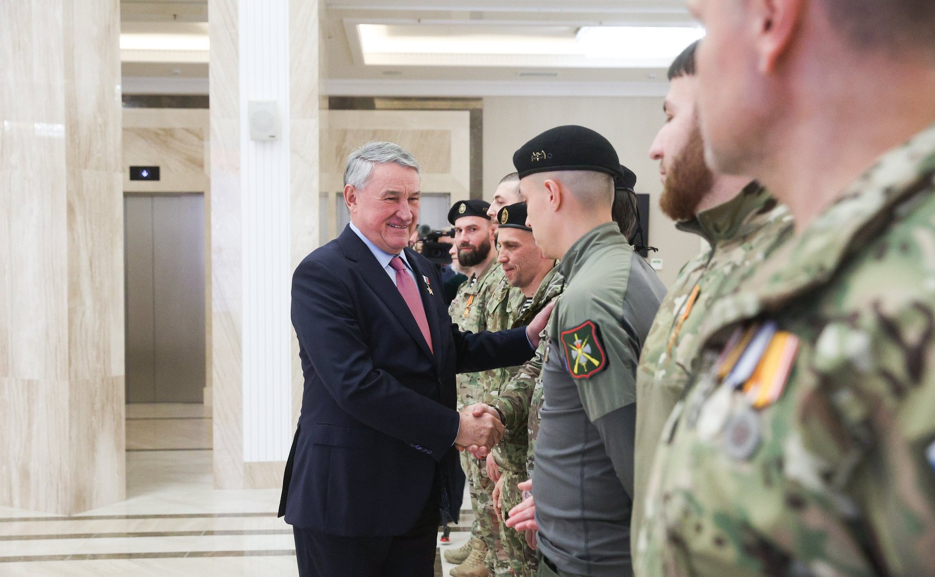 Торжественное награждение военнослужащих в рамках проведения открытия патриотической выставки фотографий военнослужащих Отдельной диверсионной штурмовой бригады «Ветераны»