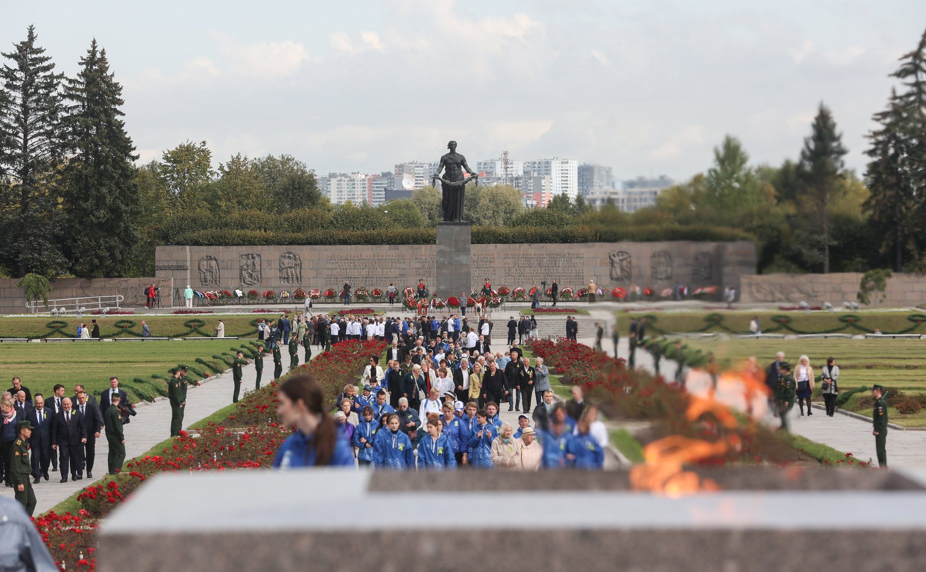Валентина Матвиенко приняла участие в торжественно-траурной церемонии возложения венков и цветов к монументу «Мать-Родина» на Пискаревском мемориальном кладбище