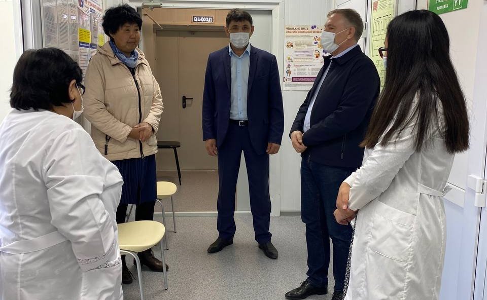 Александр Варфоломеев посетил социальные объекты в селах Республики Бурятия