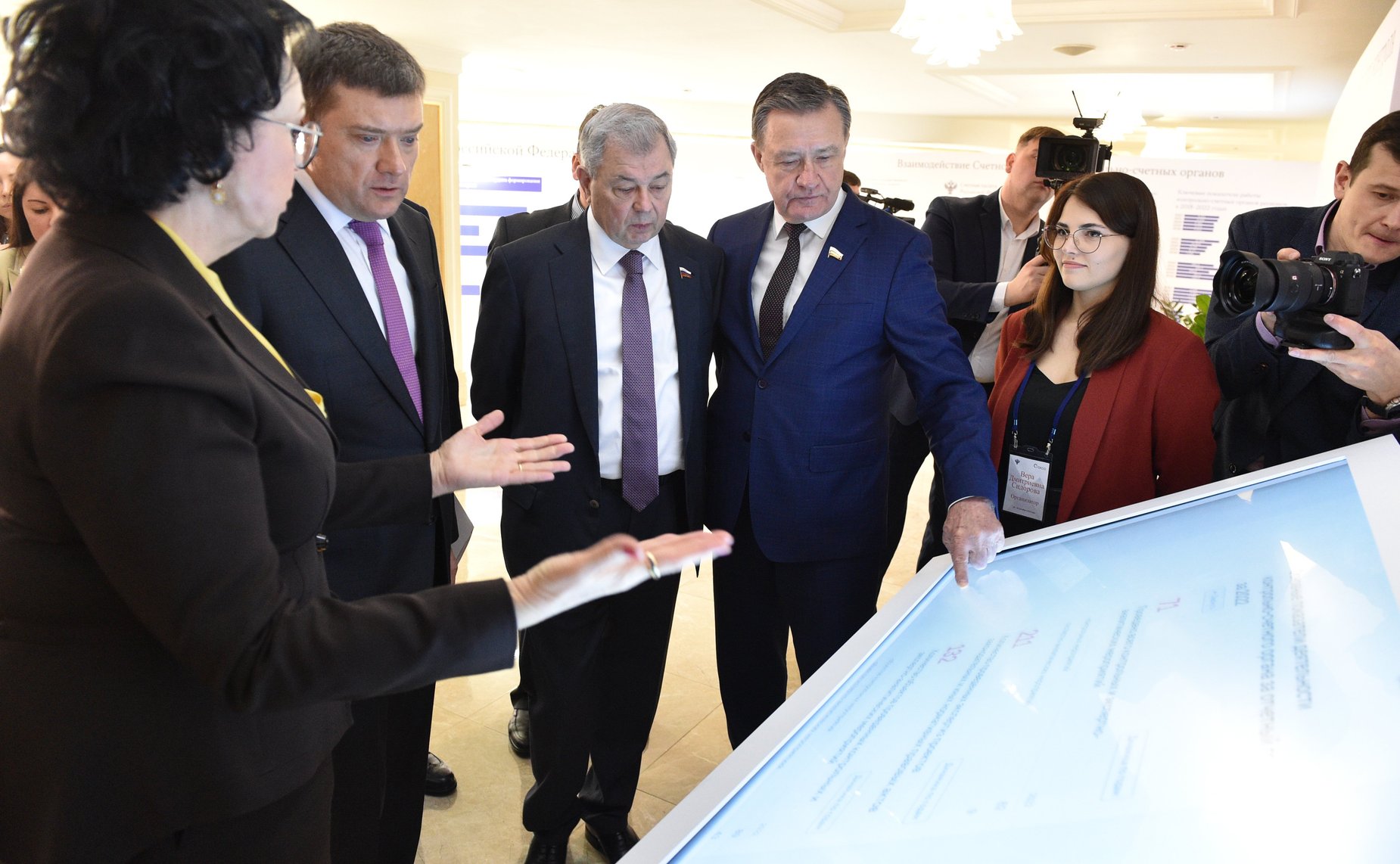 Открытие в Совете Федерации выставки, организованной Счетной палатой РФ, посвященной 30-летию российского парламентаризма и развитию парламентского контроля