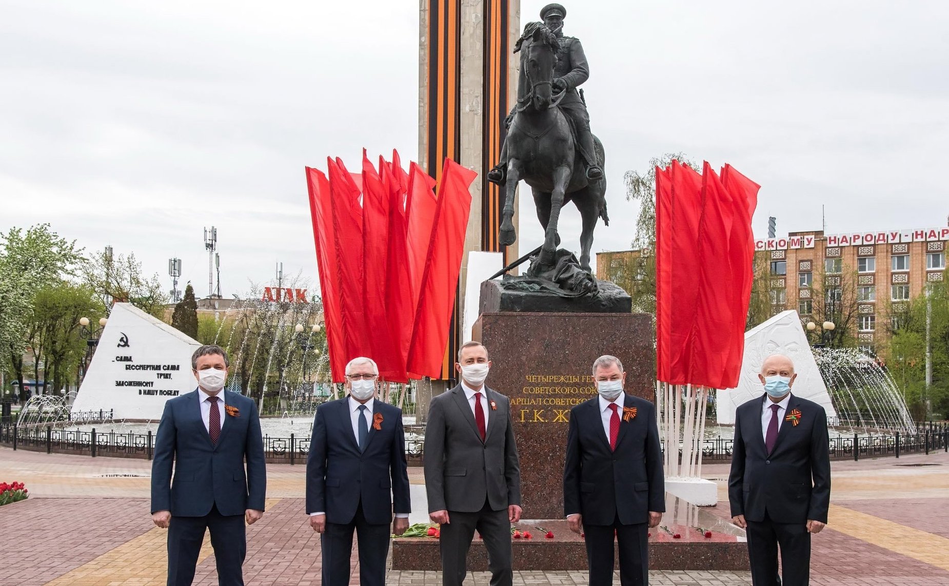Анатолий Артамонов, временно исполняющий обязанности губернатора Калужской области Владислав Шапша и председатель Законодательного Собрания Калужской области Виктор Бабурин возложили цветы к Вечному огню у могилы Неизвестного солдата