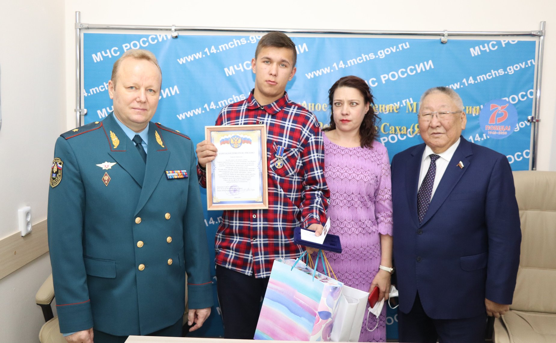 Егор Борисов вручили детям-героям памятные медали Совета Федерации «За проявленное мужество»