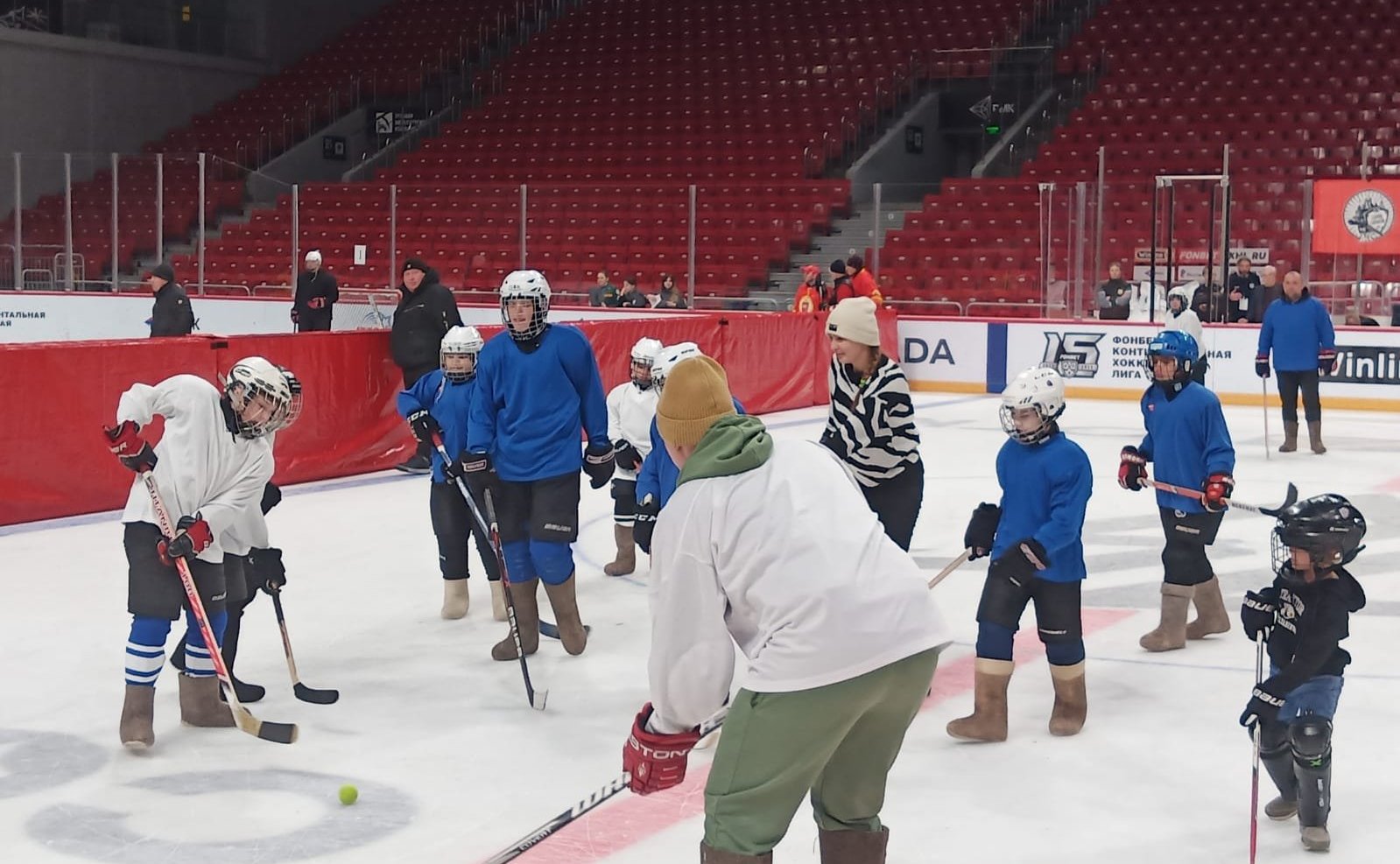 Маргарита Павлова оказала поддержку участию в спортивном мероприятии – хоккее в валенках с мячом — команде детей с ментальными особенностями развития и аутизмом