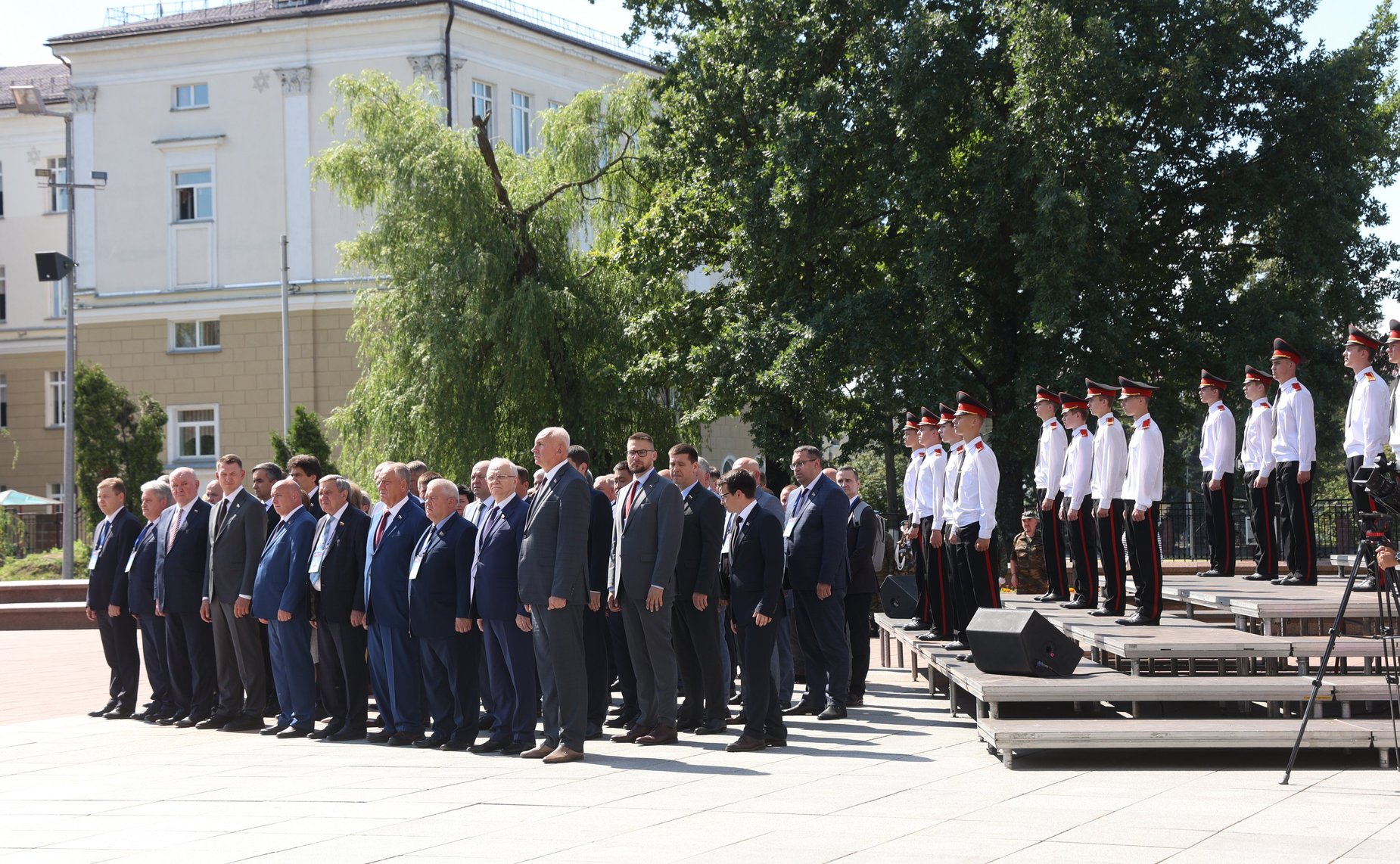 Торжественная церемония возложения цветов членами официальных делегаций Совета Республики и Совета Федерации к Вечному огню у монумента «Три штыка»