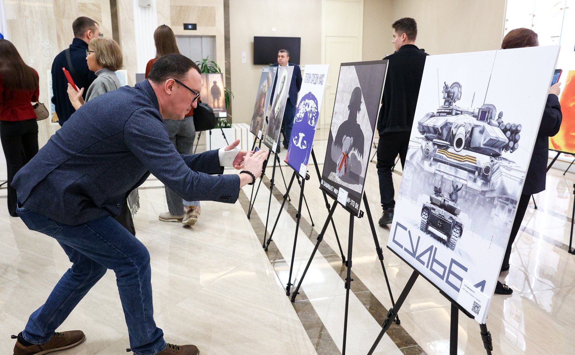 Открытие в Совете Федерации выставки работ победителей и участников первого сезона Конкурса современного плакатного искусства им. С. Ефремова «Время смыслов 20:25»