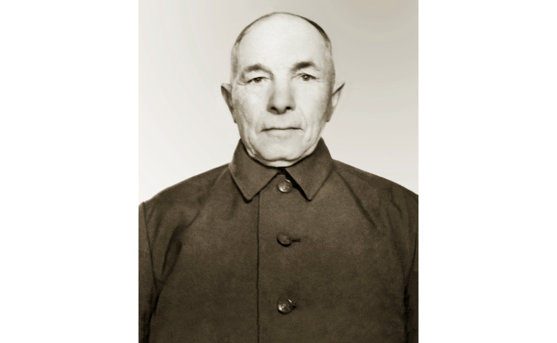 Альберт Роговский. В 1944 г. Кривичским РВК был призван в саперные войска. Участвовал в освобождении и последующем разминировании Варшавы. 
Дед помощницы сенатора М. Ахмадова М. Минаковой