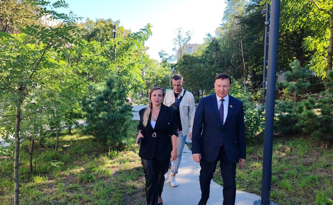 Александр Ролик осмотрел общественные пространства Владивостока, которые стали примерами лучших практик благоустройства