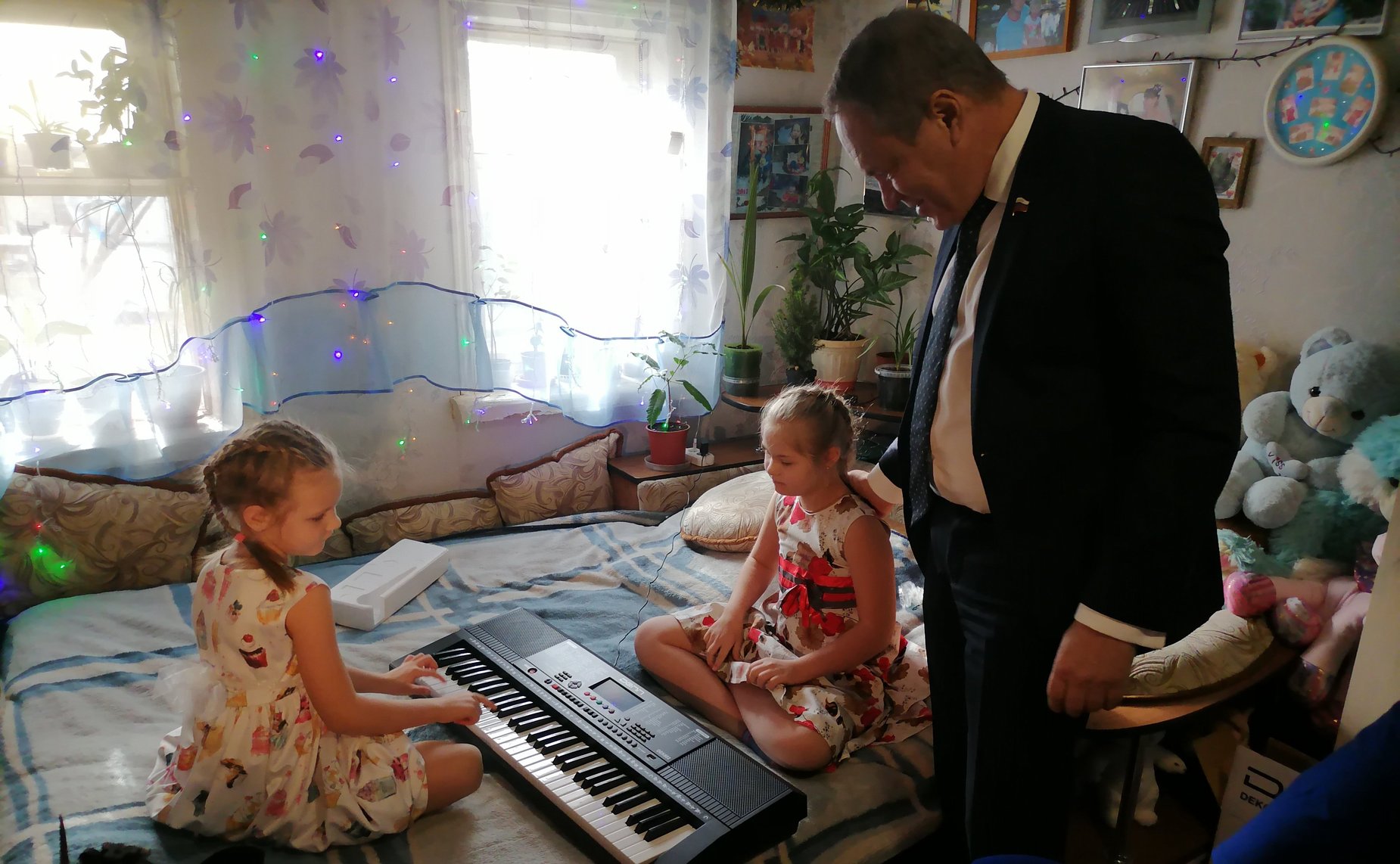 Александр Башкин исполнил новогодние желания юной астраханки и подростка из Донецкой Народной республики