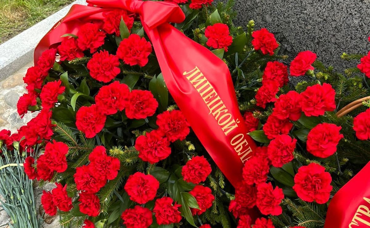 Оксана Хлякина приняла участие в церемонии открытия памятной стелы жителям Липецкой области, павшим во время Великой Отечественной войны в боях за Ленинград