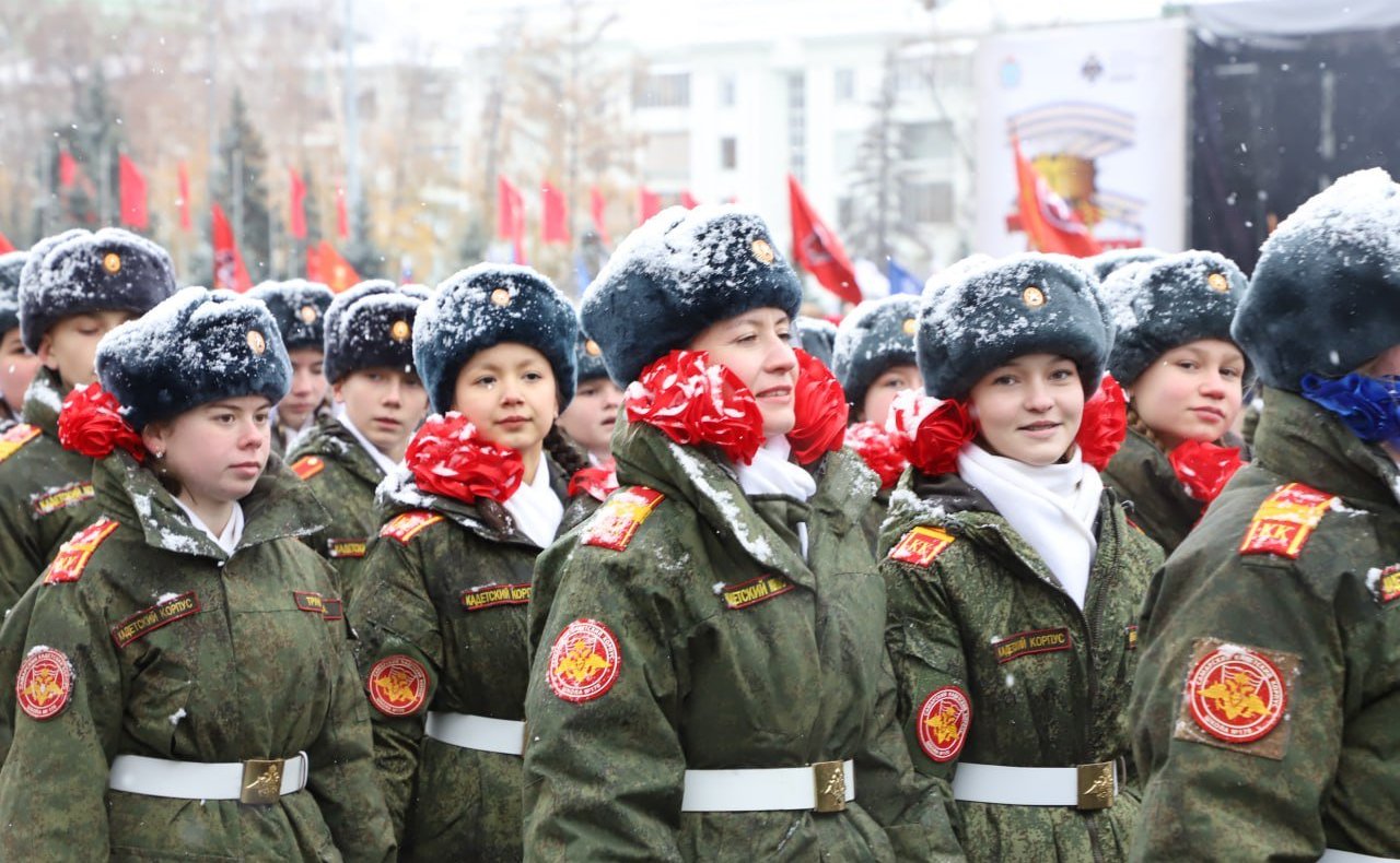Под девизом «Наша семья – наша Победа!» в Самаре прошел Парад Памяти (фото Екатерина Елизарова «Самарская газета»)