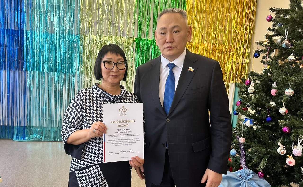 Сахамин Афанасьев поздравил воспитанников Адаптивной школы-интерната № 28 города Якутска с наступающим Новым годом