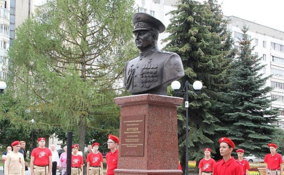 Андрей Шохин принял участие в открытии во Владимире памятника Герою России Роману Кутузову