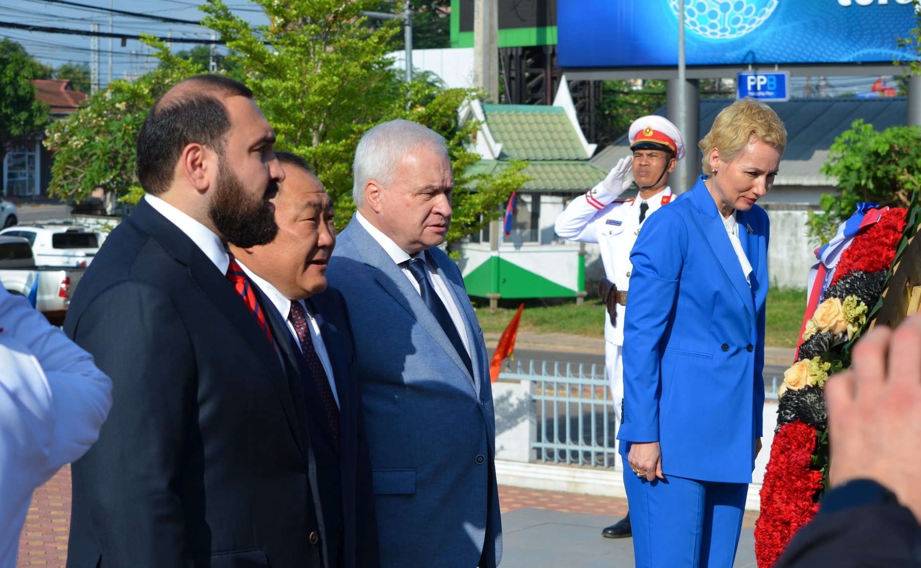 Российские парламентарии возложили цветы к памятнику советским летчикам транспортной авиации во Вьентьяне, участвовавшим в боевых действиях в Индокитае в годы американской агрессии с 1960 по 1973 годы