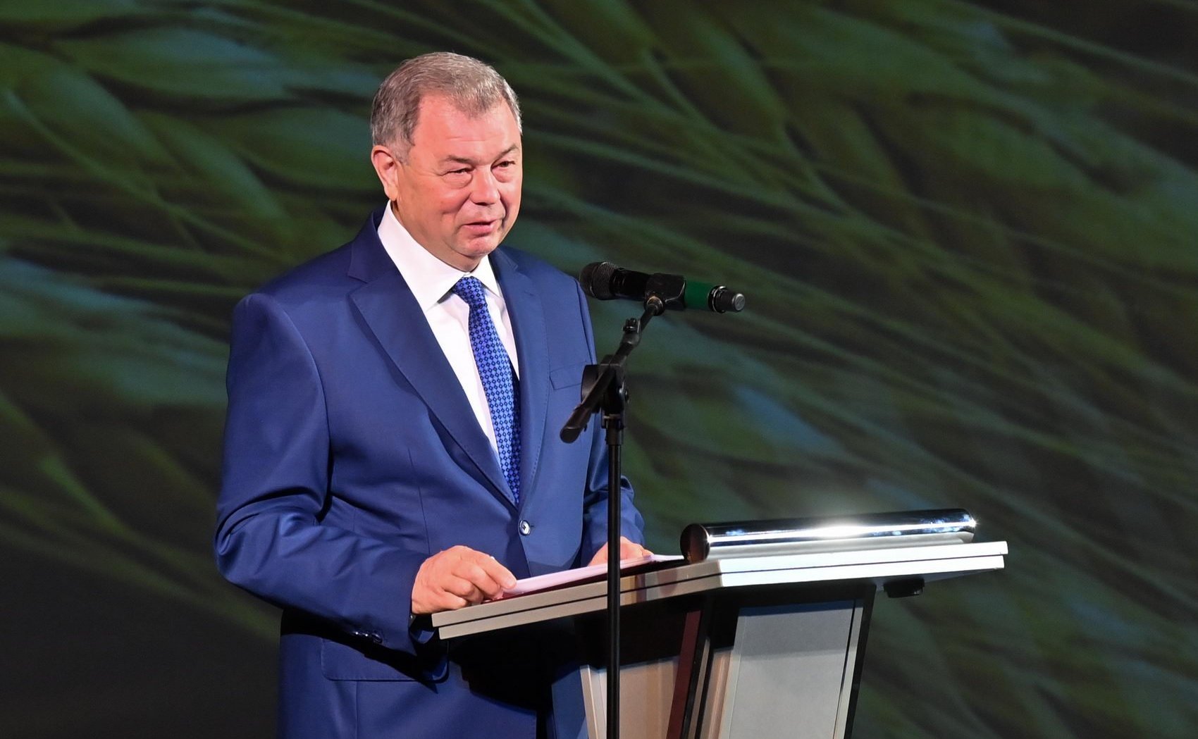 Анатолий Артамонов поздравил калужских аграриев с профессиональным праздником