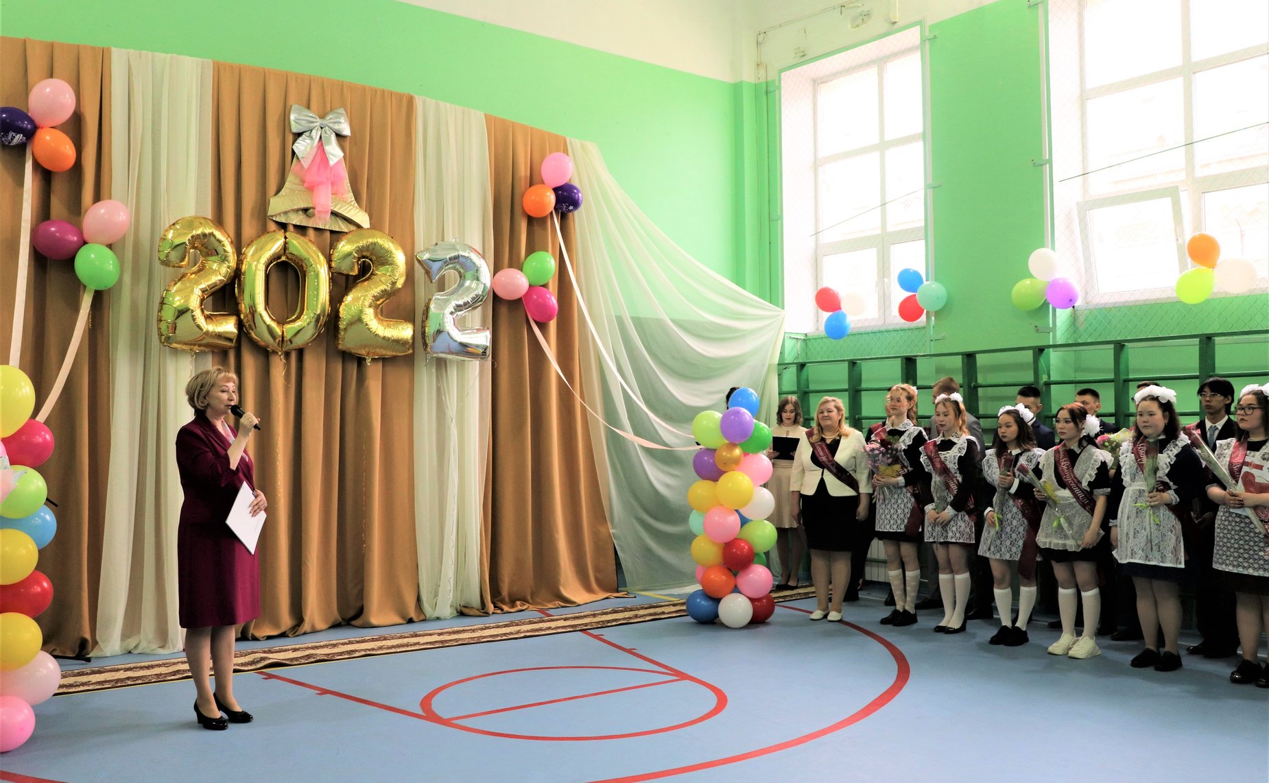 Римма Галушина приняла участие в торжественной линейке, посвященной окончанию учебного года, празднику «Последнего звонка»