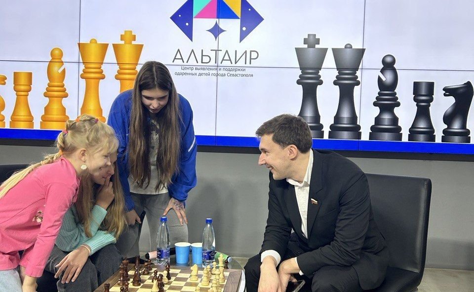 Екатерина Алтабаева и Сергей Карякин провели встречу с воспитанниками Малой академии наук в Севастополе