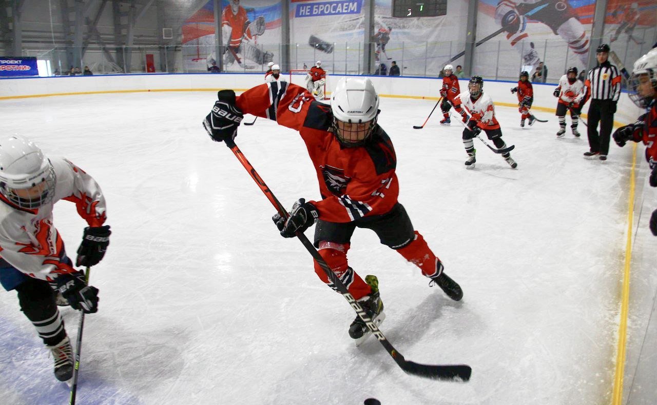 Андрей Хапочкин выступил на торжественном открытии турнира дворовых команд по хоккею с шайбой