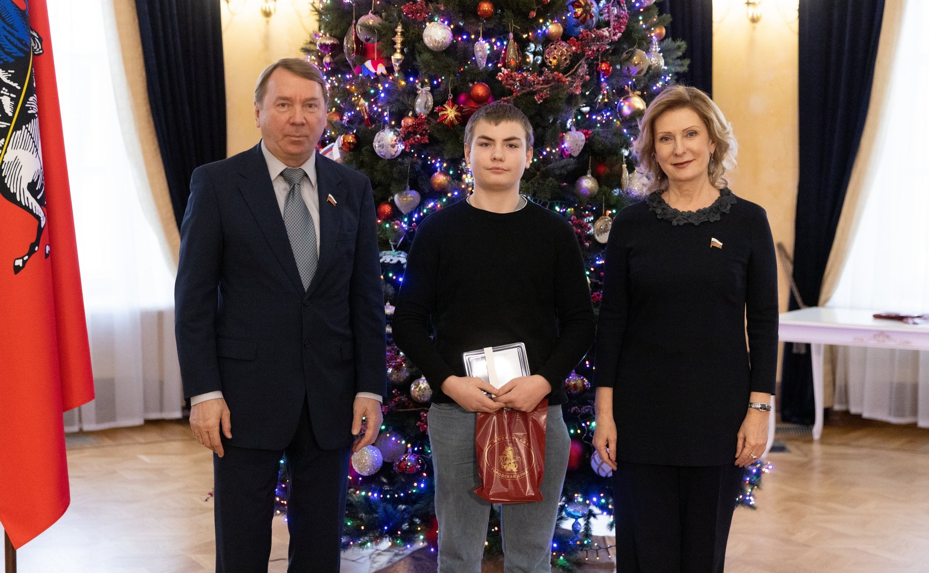 Инна Святенко и Владимир Кожин вручили награды детям-героям