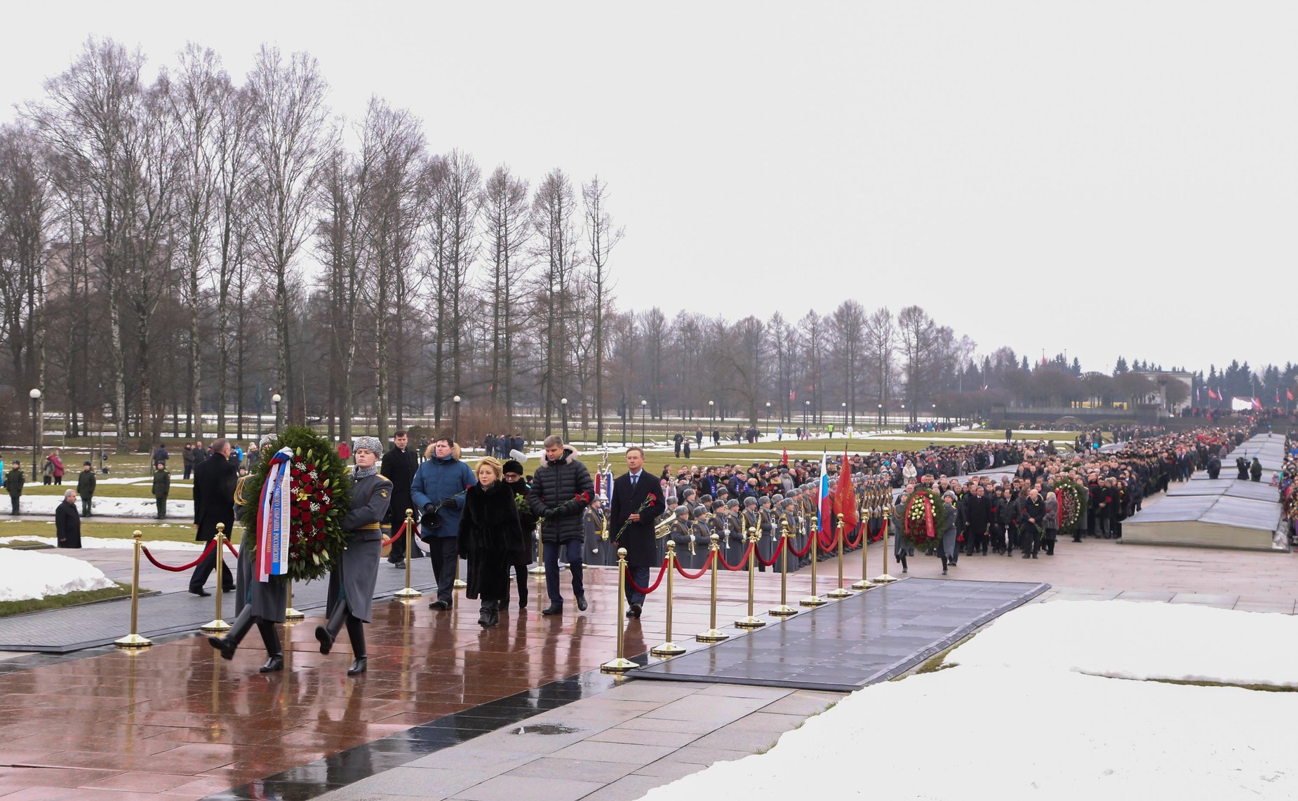 В. Матвиенко возложила венок к монументу «Родина-мать» на Пискаревском мемориальном кладбище