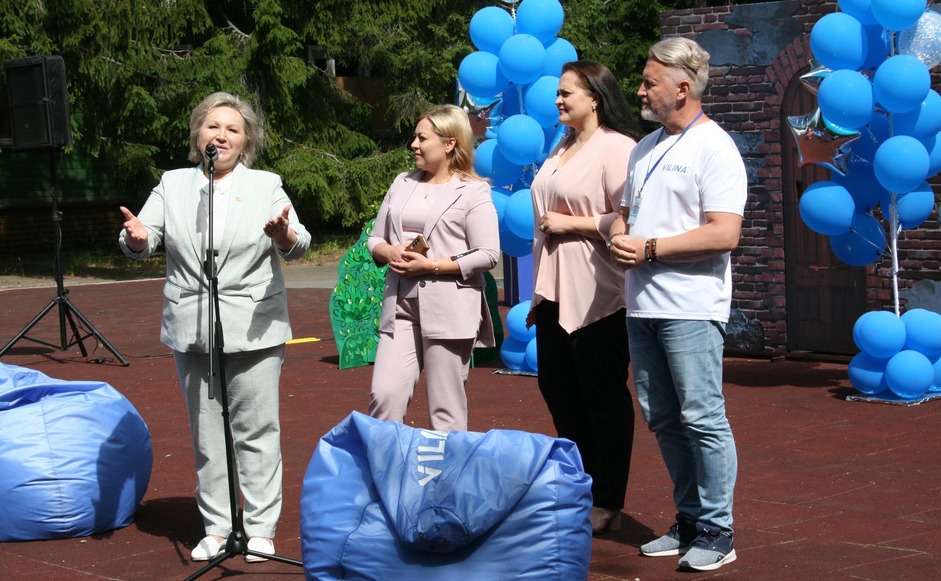 Елена Писарева в Новгородском реабилитационном центре побеседовала с родителями и приняла участие в проведении праздника для детей из Белгородской области