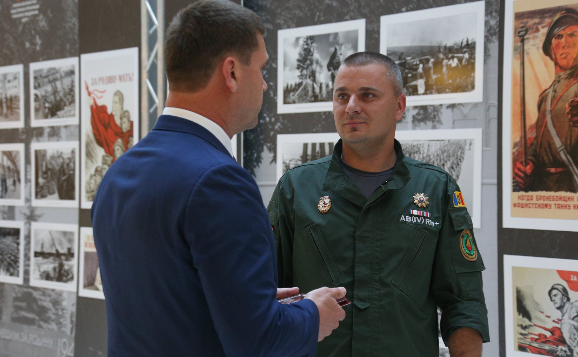 Андрею Чернышеву передана медаль солдата, найденная молдавскими поисковиками на месте боев Великой Отечественной войны