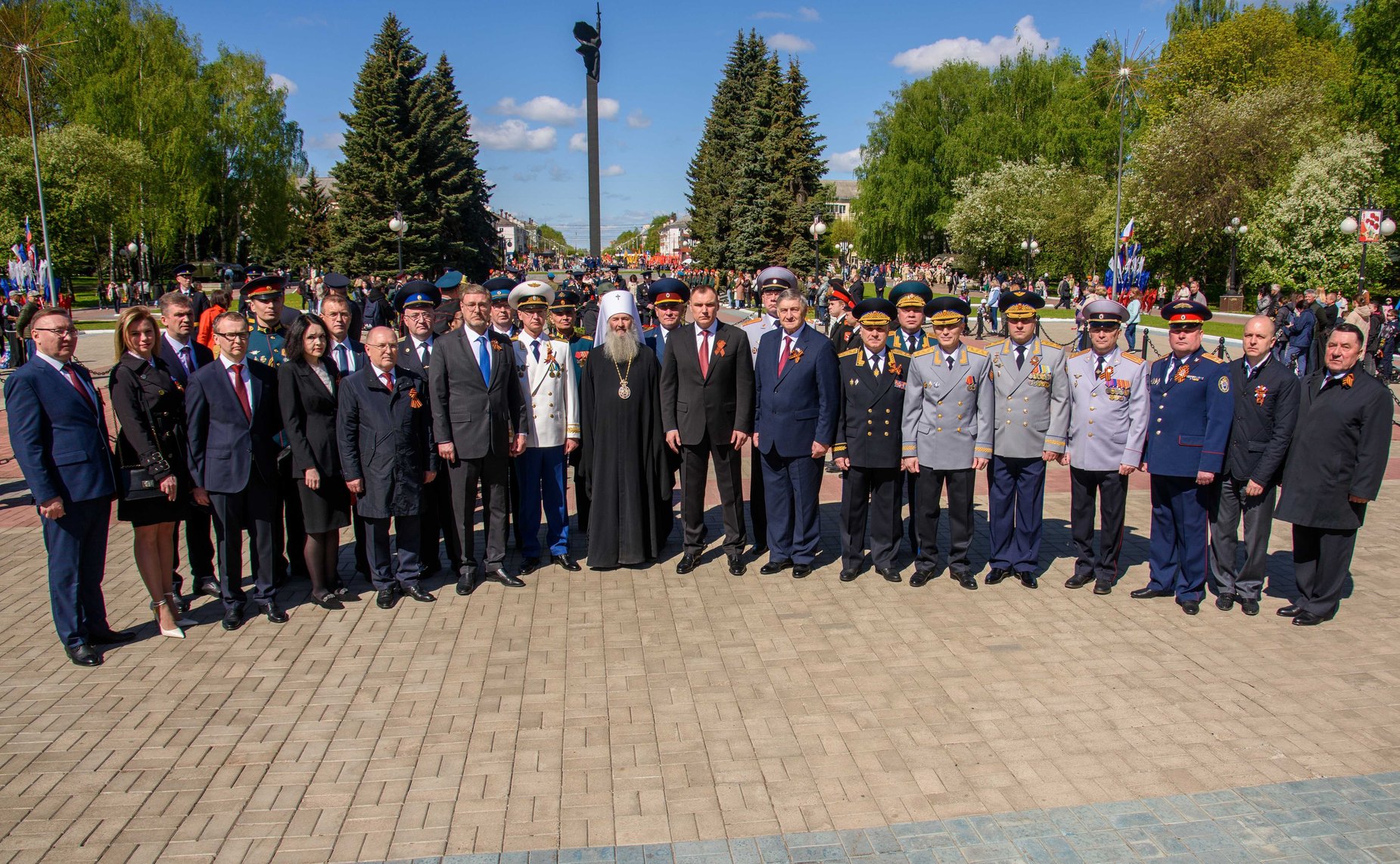 Константин Косачев, Сергей Мартынов и участники торжественного митинга возложили цветы к мемориалу Воинской Славы и Вечному огню
