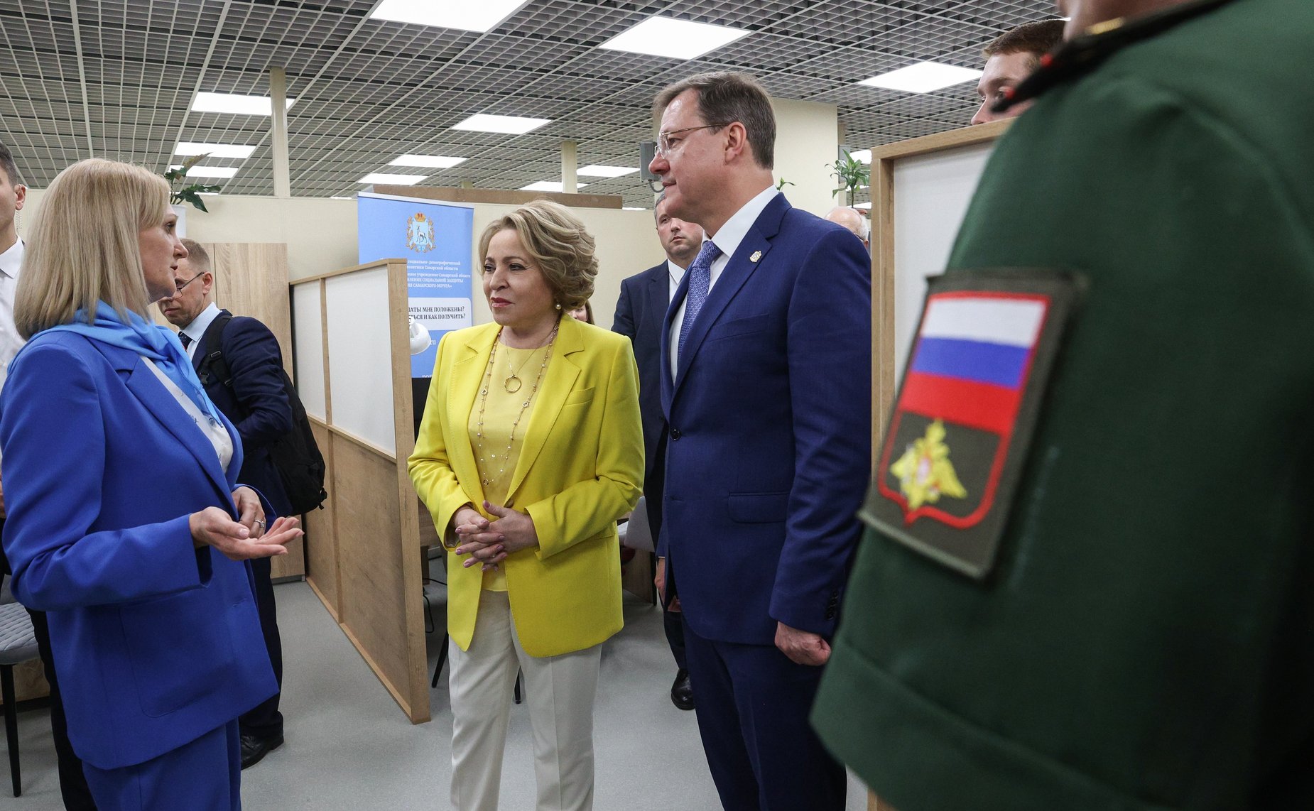 Председатель СФ Валентина Матвиенко вместе с губернатором региона Дмитрием Азаровым посетила региональный филиал Государственного фонда поддержки участников специальной военной операции «Защитники Отечества»