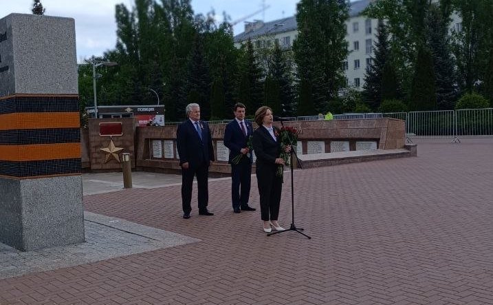 Марина Сидухина приняла участие в церемонии возложения цветов к горельефу «Скорбящей матери-Родине»