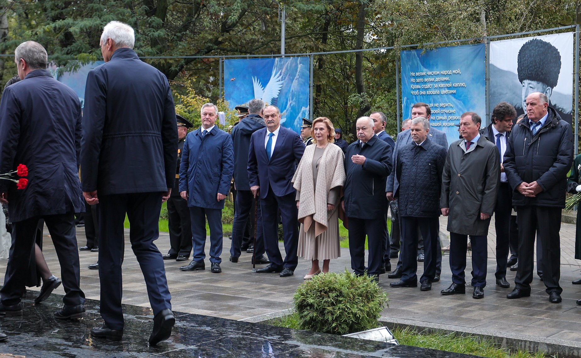 Сенаторы РФ возложили цветы к мемориалу Воину-освободителю в парке им. Ленинского комсомола в Махачкале (фото пресс-служба Министерства экономики и территориального развития Республики Дагестан)