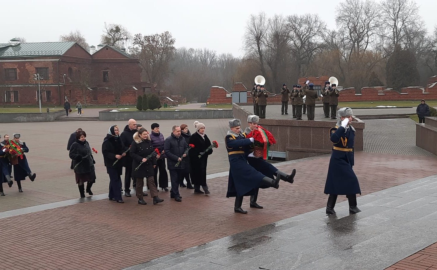 Участники заседания палаты посетили Брестскую крепость и возложили цветы к Вечному огню